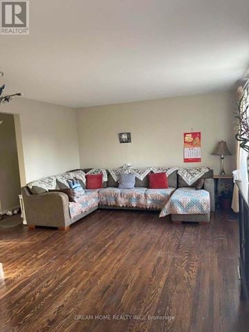 Toronto (Bendale) apartment for rent - A living room with a couch and a lamp.