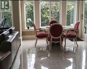 Richmond apartment for rent - A dining room with a table and chairs.