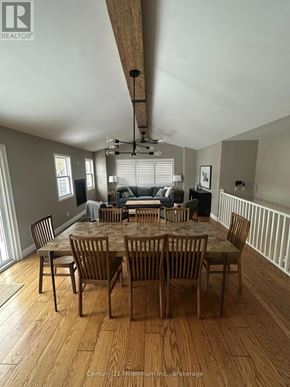 Blue Mountains apartment for rent - A dining room with a wooden table and chairs.