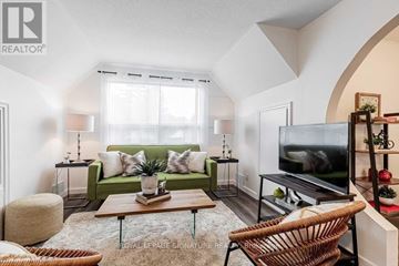 Toronto (Birchcliffe-Cliffside) apartment for rent - A living room with a green couch and a television.