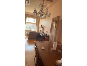 Richmond apartment for rent - A dining room with a wooden table and chairs.