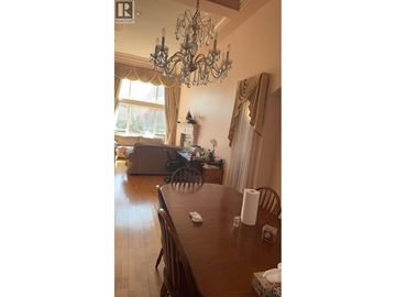 Richmond apartment for rent - A dining room with a wooden table and chairs.