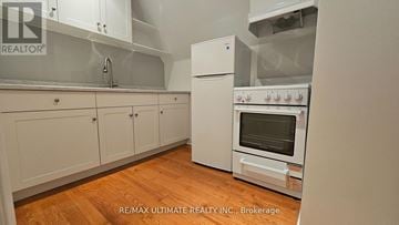 Toronto (Dovercourt-Wallace Emerson-Junction) apartment for rent - A white oven with a glass door is in a kitchen.