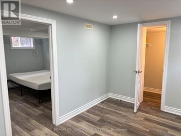 Toronto (Birchcliffe-Cliffside) apartment for rent - A bedroom with a bed and a wooden floor.