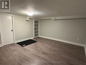 Toronto (Trinity-Bellwoods) townhouse for rent - A room with a door and a window with blinds.