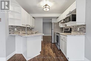 London North (North I) townhouse for rent - A kitchen with white cabinets and a marble countertop.