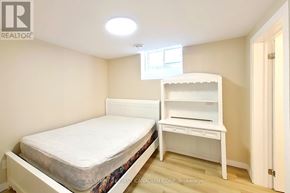 London North (North I) apartment for rent - A bedroom with a bed and a desk.