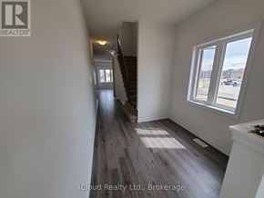 Southgate apartment for rent - A hallway with wooden floors and white walls.