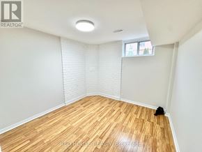 Richmond Hill (Devonsleigh) apartment for rent - A room with wooden flooring and a window with blinds.