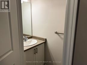 London South (South W) townhouse for rent - A bathroom with a sink and a mirror.