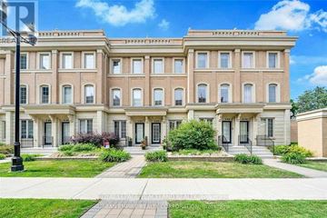 Toronto (Bridle Path-Sunnybrook-York Mills) townhouse for rent - A building with a lawn in front of it.