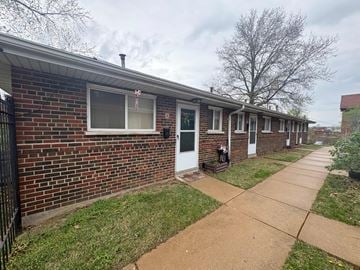 Saint Louis apartment for rent - A row of houses with a sidewalk in front.