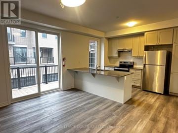 Milton (Walker) townhouse for rent - A kitchen with a refrigerator, stove, and oven.