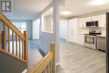 London North (North H) townhouse for rent - A kitchen with a stove top oven and microwave.