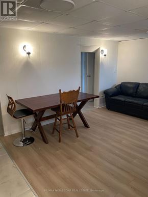 Bradford West Gwillimbury (Bradford) apartment for rent - A room with a wooden table and chairs.