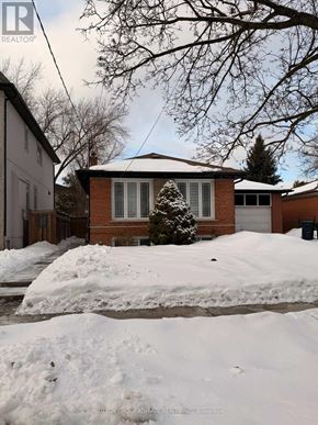 Toronto (Newtonbrook West) apartment for rent - A house with a snow-covered front yard.