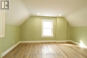 London East (East M) duplex for rent - Source URL: https://ddfcdn.realtor.ca/listing/TS639112474218130000/reb82/highres/2/x12970782_2.jpg