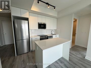 Toronto (Willowdale West) condo for rent - A kitchen with a refrigerator, microwave, and oven.
