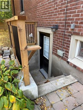 Hamilton apartment for rent - Source URL: https://ddfcdn.realtor.ca/listing/TS639112566258470000/reb14/highres/2/40816282_2.jpg