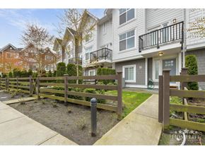 Surrey townhouse for rent - Source URL: https://ddfcdn.realtor.ca/listing/TS639112645184800000/reb6/highres/0/R3108610_2.jpg