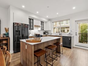 Surrey townhouse for rent - Source URL: https://ddfcdn.realtor.ca/listing/TS639112645149800000/reb6/highres/0/R3108610_4.jpg