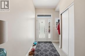 Russell townhouse for rent - A hallway with a carpeted floor and a glass door.