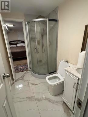 Newmarket (Bristol-London) apartment for rent - A bathroom with a walk in shower and toilet.