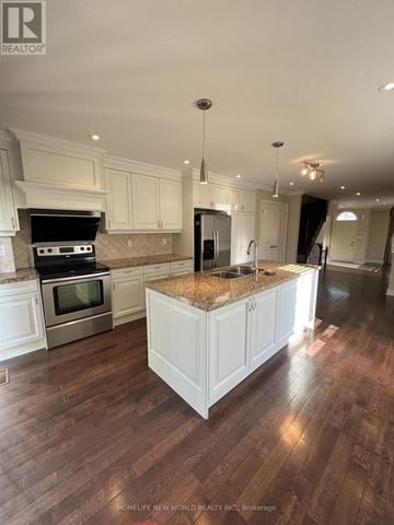 Toronto (Newtonbrook West) townhouse for rent - A kitchen with white cabinets and a granite countertop.