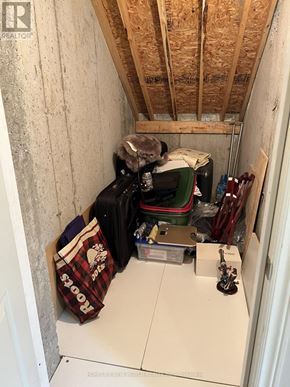 Toronto (Newtonbrook West) townhouse for rent - A small room with a lot of stuff in it.