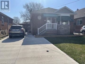 Hamilton (Raleigh) apartment for rent - A house with a car parked in front of it.