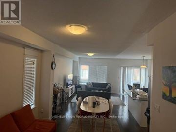 Richmond Hill (Oak Ridges Lake Wilcox) townhouse for rent - A living room with a couch, a table, and a painting on the wall.