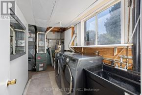 Cambridge apartment for rent - A laundry room with washers and dryers.