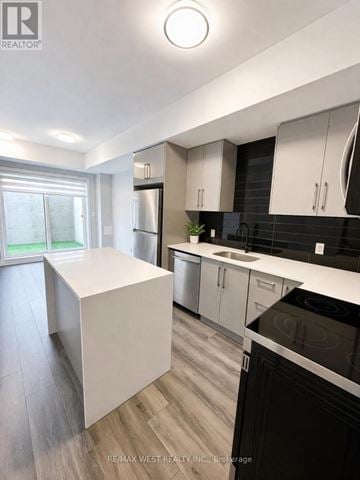 Niagara Falls (Arad/Fallsview) townhouse for rent - A modern kitchen with white cabinets and black appliances.