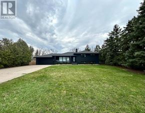Niagara-On-The-Lake (Rural) apartment for rent - A house with a large lawn in front of it.