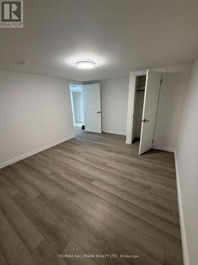 Toronto (Tam O'shanter-Sullivan) apartment for rent - A room with wooden flooring and white walls.
