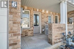 Barrie (Innis-Shore) townhouse for rent - A brick house with a door and windows.