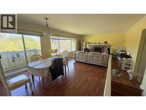 Richmond apartment for rent - A living room with a dining table and chairs.