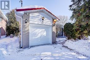 Toronto (Banbury-Don Mills) apartment for rent - A garage with the number 15 on it is covered in snow.