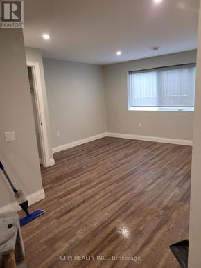 Port Colborne (Main Street) multi-family for rent - A room with wood flooring and a window with blinds.