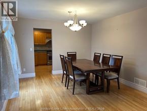 Windsor apartment for rent - A dining room with a wooden table and chairs.