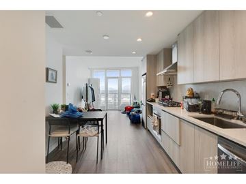Surrey apartment for rent - A kitchen with a dining table and chairs is shown.