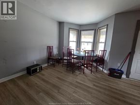Windsor apartment for rent - A room with a dining table and chairs.