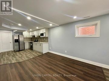 Whitchurch-Stouffville (Stouffville) apartment for rent - A kitchen with wood flooring and a window with blinds.