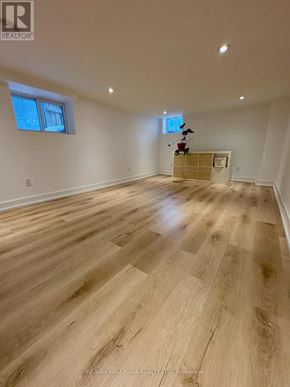 Toronto (Trinity-Bellwoods) townhouse for rent - A room with wooden flooring and a window.