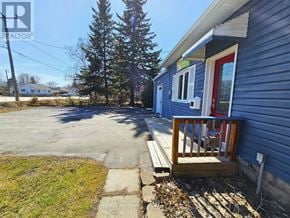 Georgina (Keswick South) apartment for rent - A blue house with a red door and a small porch.