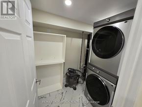 Markham (Buttonville) apartment for rent - A laundry room with a washer and dryer.