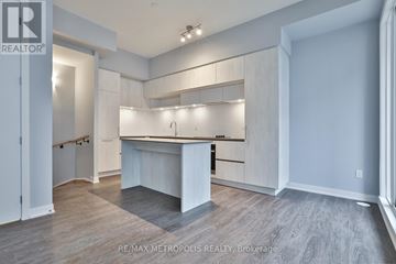 Richmond Hill (Crosby) townhouse for rent - A spacious, well-lit kitchen with white cabinets and a large island.