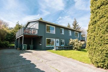 Bellingham apartment for rent - A house with a grey exterior and a balcony.
