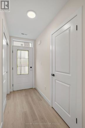 London North (North A) townhouse for rent - A hallway with white doors and a light on the ceiling.