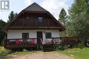 Blue Mountains apartment for rent - A house with a balcony and a deck.